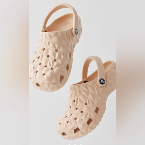 CROCS Shoes - 🐊NWT: CROCS - Classic Geometric Clog - Women's Size 9 / Men's Size 7